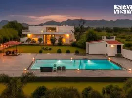 StayVista at Aravali Villa with View, Pool & BBQ