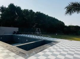 Nirankar Farmhouse - Luxurious 3BHK with Pool, hotel a Noida