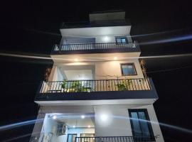 Reva Green Home Stay, готель у місті Kevadia