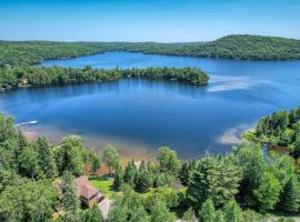 Domaine Waterfront Spa Near Mont-Tremblant, hotel di La Minerve