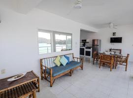 Olas Bungalow at La Madera Beach, hotel sa Zihuatanejo