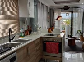 Iqadi damview Lodge، فندق في Inanda Seminary