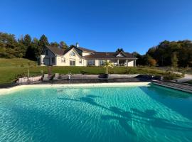 Gîte 10 personnes accès PMR aux normes avec grande piscine, hotell i Sapois