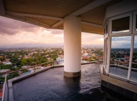 Kandi Heaven - The Penthouse L3: Malabañas şehrinde bir otel