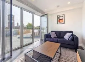 Ashford Town Centre - 1BR with fast WiFi & Balcony