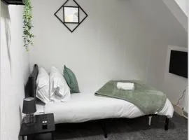 Cosy Newcastle retreat sleeps 8