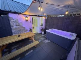 Robyns Retreat - A Cosy Hot Tub Break, hotel u gradu 'Brynsiencyn'