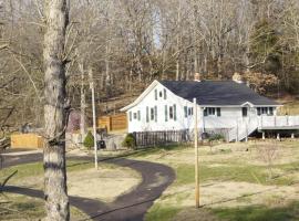 Farmhouse Retreat - Sleeps 10 - 1hr from STL โรงแรมในLuebbering