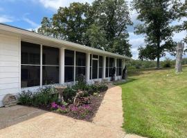 Spacious Cabin Retreat - Sleeps 12 -1hr from STL โรงแรมในLuebbering