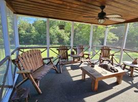 Cozy Cabin Retreat - Sleeps 8 - 1 Hr from STL โรงแรมในLuebbering