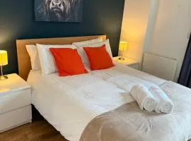 Executive Riverside Stay With Workspace & Fast WiFi