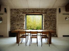 Artistic Loft Near Carcassonne, hotel a Cavanac