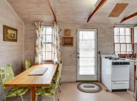 Cozy Vineyard Haven Cottage < 1 Mi to Beach!, hotelli Vineyard Havenissa