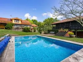 Figares, casa con piscina