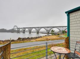 Waterfront Oregon Abode with Balcony and Ocean Views!, Hotel in Newport