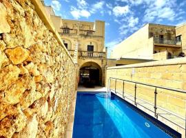Ta' Gigi Retreat for 10, 5 bedroom farmhouse with views!, hotel v destinácii Għarb