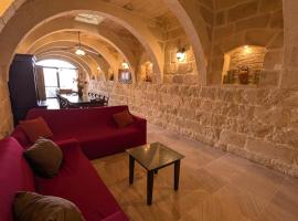 Ta' Gigi Retreat for 10, 5 bedroom farmhouse with views!, Hotel in Għarb