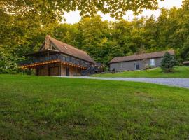 Shady Point Retreat with Hot Tub and Pickleball!, hotel Killbuck városában