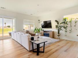 Perfect 3-Bedroom House with Golf & Sunset Views! โรงแรมในอินดิโอ