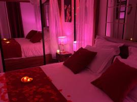 Suite romantique LMF SPA intérieur piscine privés jardin et lit King size, hotel a Rousson