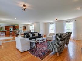 Chic Nashville-Area Retreat with Private Pool!, hotell i Kingston Springs