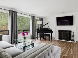 Remodeled, Spacious, Modern Retreat 5 BR, 3BA, 2KIT
