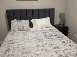 A Cheerful Home away from home, hotel u gradu Kalgari