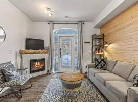 Mystic 2BR Chalet Near DT with Pool and Hot tub