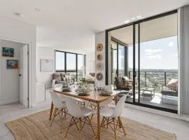 Waterfront Apartment with Panoramic City Views