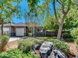 Quiet Murphys getaway steps away from 25+ wineries，墨菲斯的飯店