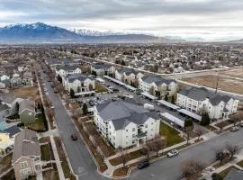 Daybreak Gateway - Skiing, Office & Views