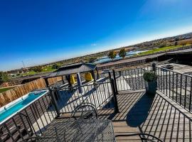 Amazing Lake View Heated Pool Swim Spa and Hot Tub, Hotel in Thornton