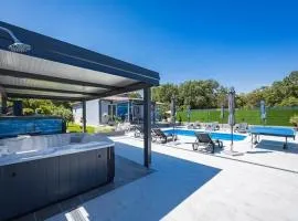 House with pool and a jacuzzi