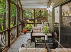 Frolic on Fern by AvantStay, hotel in Blakeslee