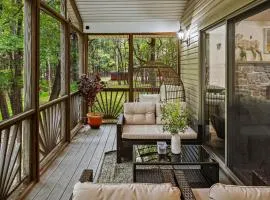 Frolic on Fern by AvantStay Enclosed Deck w Forest Views Bar