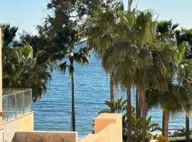 5 Stars BEACHFRONT PARADISE - Seaview, Always Heated Pool, Gym, Sauna!