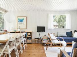Connect In A Cosy Wooden Cottage, hotell i Knebel