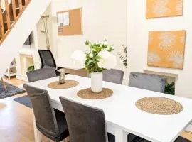 Excellency Stays - Entire 2 Bedroom House with Garden - Contractors, Families, Long Stays, Free Parking