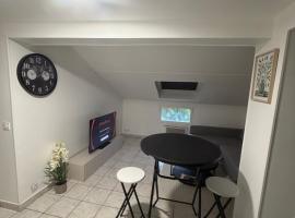 T3 duplex Cosy Centre-ville Longjumeau Proche RER TGV Orly, hotel a Longjumeau