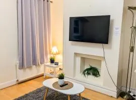 Excellency Stays - Entire 2 Bedroom House with Garden - Contractors, Families, Long Stays, Free Parking