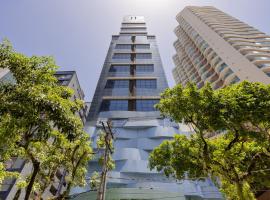 Stay Home Luxo - 1 min da praia do Gonzaga - Estrutura de hotel 4 estrelas - Piscina no Rooftop - Sauna - Academia com vista pro mar, Hotel in Santos