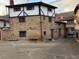 EL REFUGIO DE VALGAÑON Casa de Piedra con chimenea junto a Ezcaray