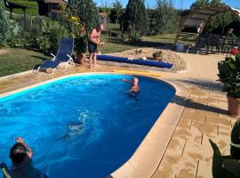 Ferienwohnung Bienwald mit Pool für 4 - 6 Personen mit 3 Schlafzimmern, hotel a Gröbitz