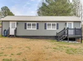 6 Mi to Clift Farm! Pet-Friendly Studio with Yard