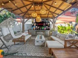 Modern Studio Near Stadium, Hot Tub, BBQ