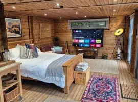 Clarence Cabin, King Bed & Free Parking