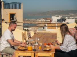 Eco Bay Surf Camp، فندق في أورير