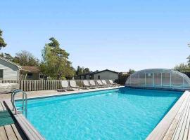 Toftagården, Pool, Terrass, Strand & Restaurang，托弗塔的飯店