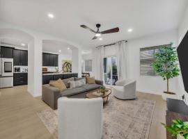 Modern 4BR Retreat in Prime Gilbert Location, hotel in Gilbert