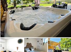 Logement jacuzzi privatif 5km du centre ville, hotel a Prémilhat